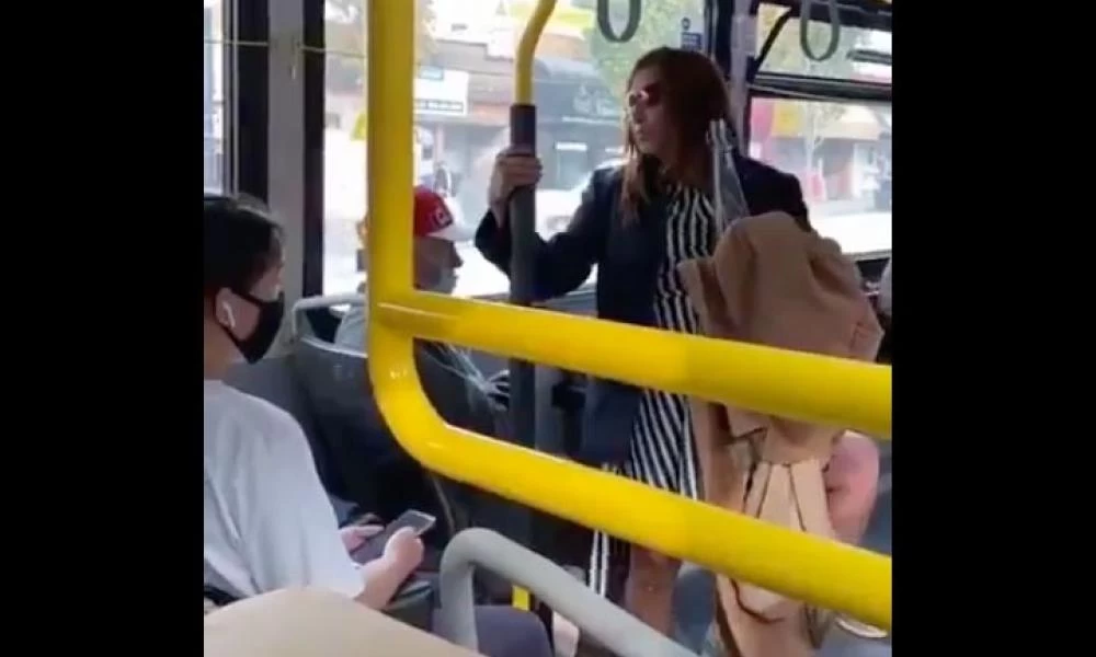 Της έκανε παρατήρηση για την μάσκα και αυτή τον έφτυσε!